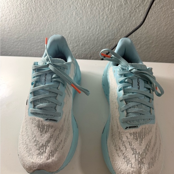 Brooks launch 11 Women's Athletic Shoes - White and Light Blue - Picture 5 of 10
